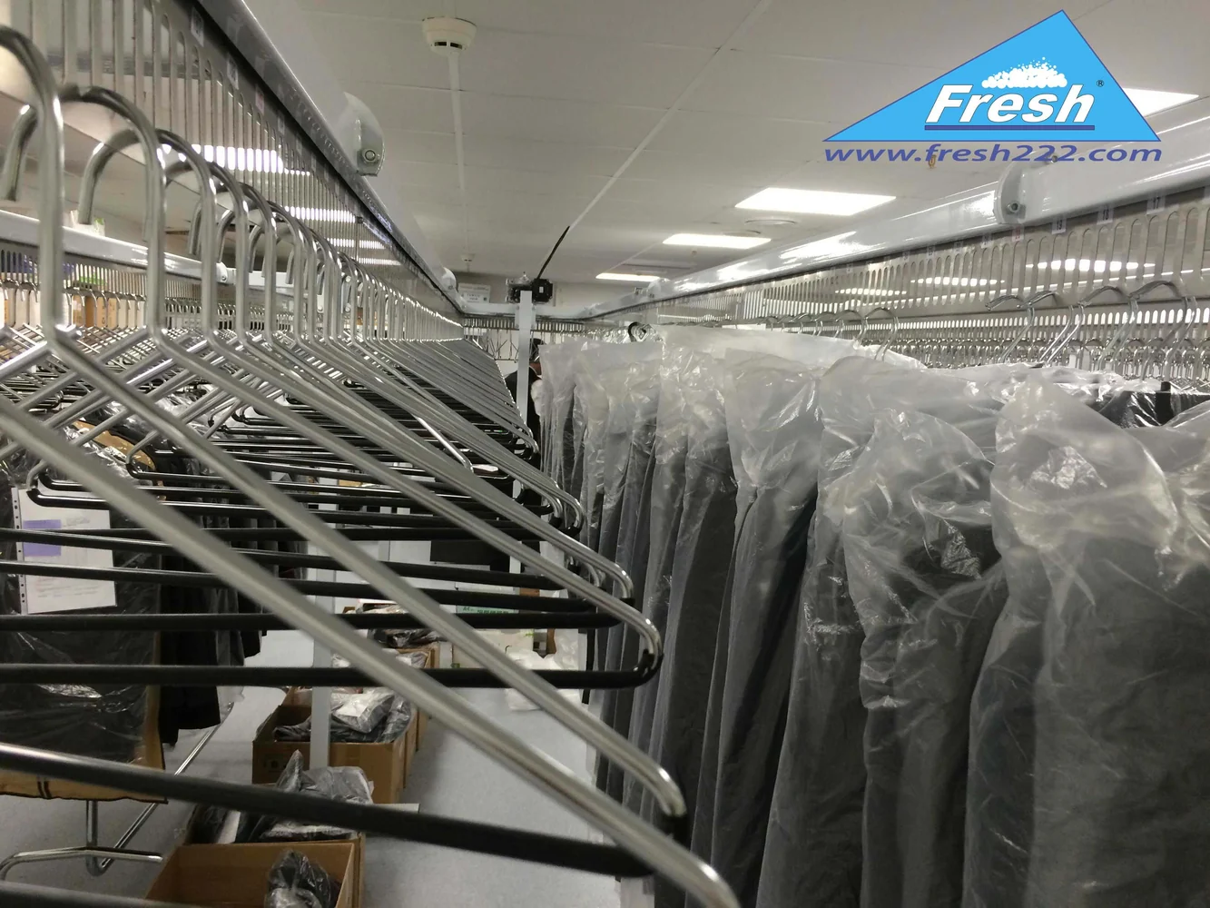 industrial cloakroom planning: Industrial garment conveyor for uniforms and workwear
